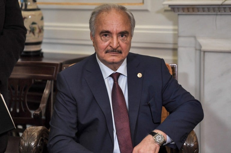 Khalifa Haftar em um terno