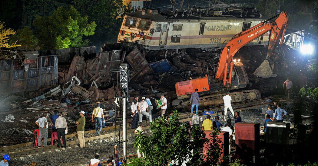 Acidente de trem na Índia: atualizações ao vivo: com os esforços de resgate encerrados, uma luta para identificar as vítimas e restaurar o serviço