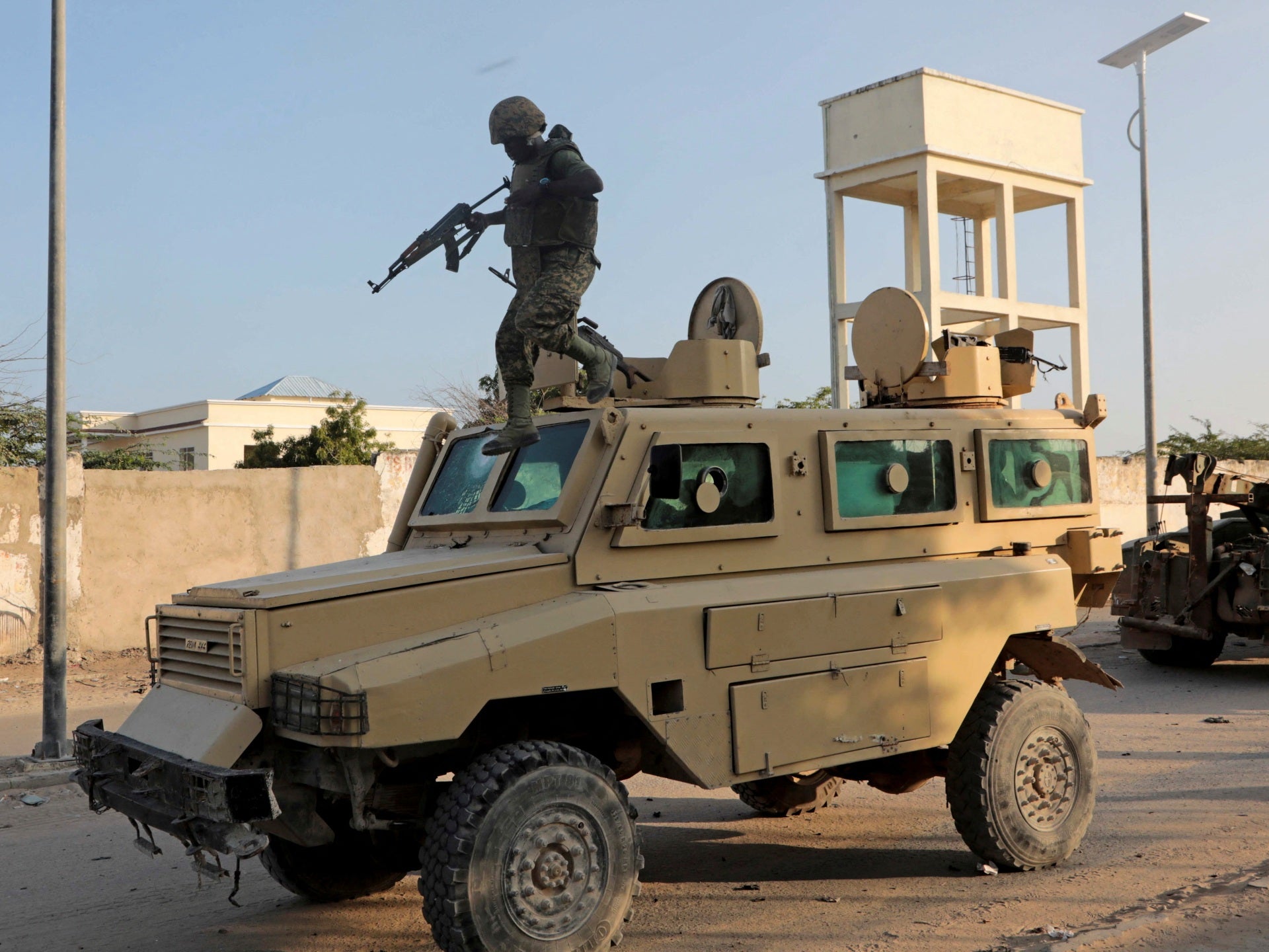 Al-Shabab matou 54 soldados de Uganda na Somália, diz Museveni