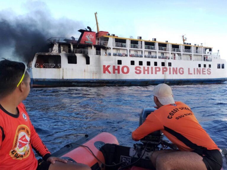 Balsa filipina com 120 pessoas a bordo pega fogo no mar