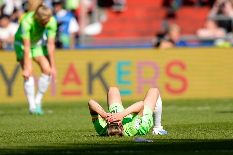 A capitã do Wolfsburg, Svenja Huth, está deitada no chão no final da partida final da Liga dos Campeões Feminina entre o FC Barcelona e o VfL Wolfsburg no PSV Stadion em Eindhoven, Holanda, sábado, 3 de junho de 2023. O Barcelona venceu por 3-2.  (Foto AP/Martin Meissner)