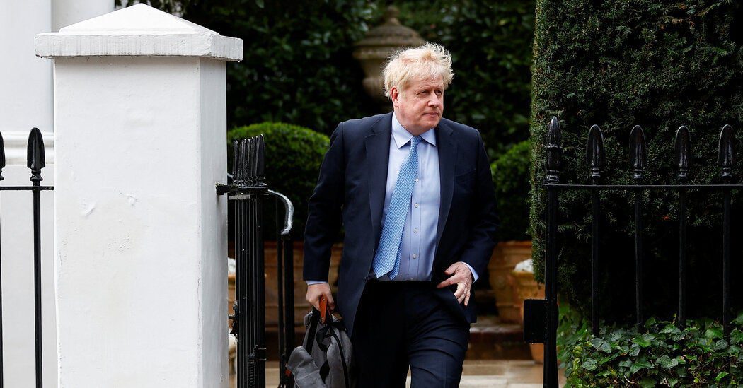 Boris Johnson, fora do Parlamento, é colunista novamente