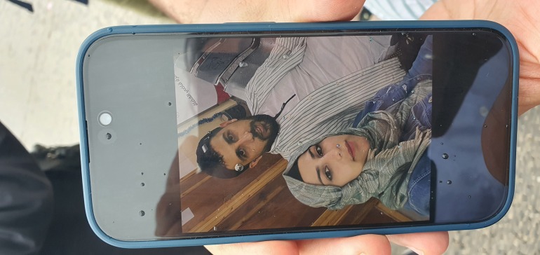 Kassem Abuzeed mostra uma foto sua com sua esposa, Ezra Aboud