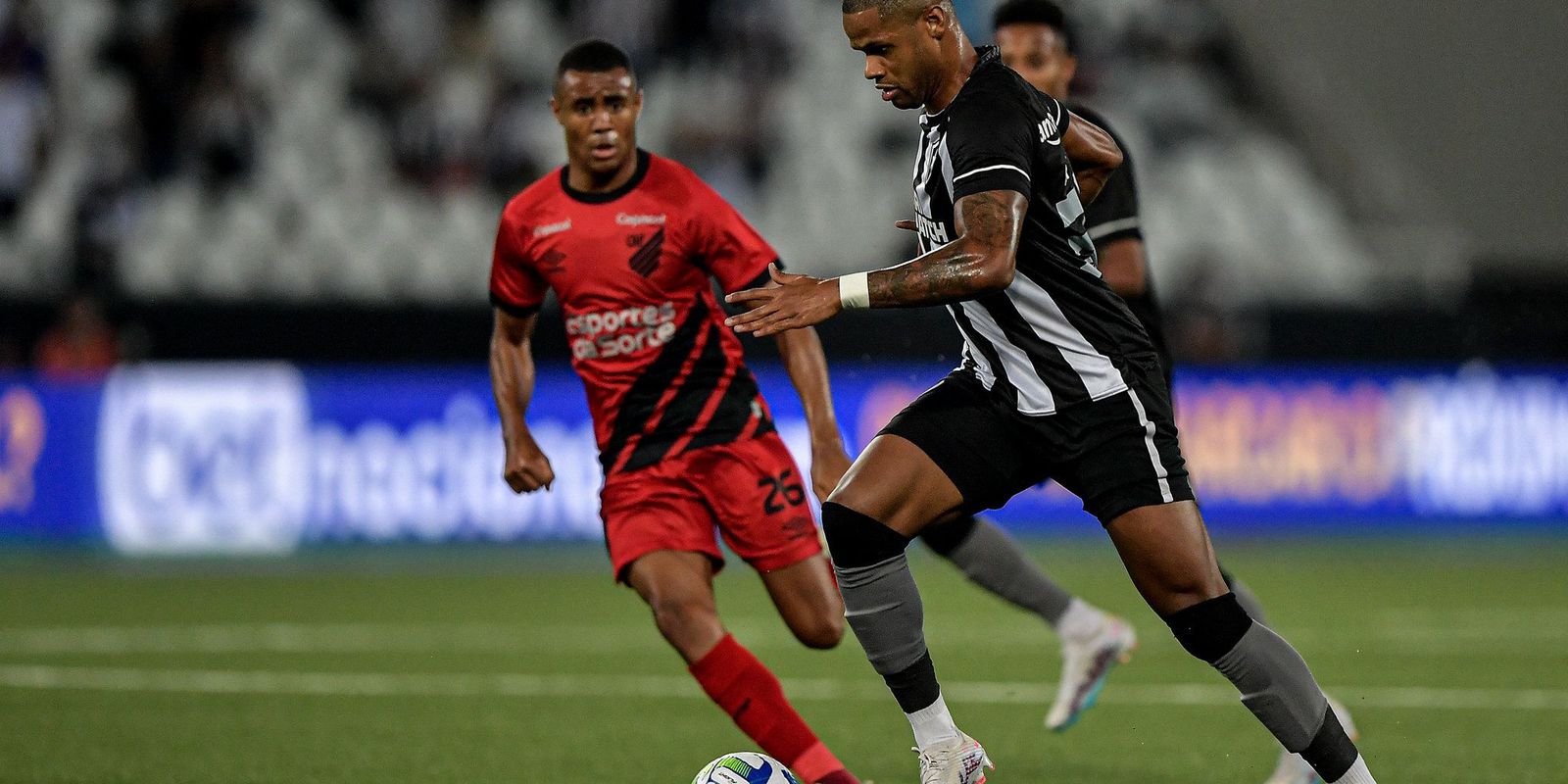 Com moral alto, Athletico-PR recebe Botafogo, líder do Brasileirão