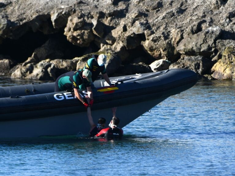 Dezenas de pessoas se afogam após bote afundar perto das Ilhas Canárias