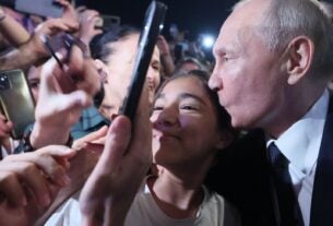 Enquanto Putin posa para selfies, EUA dizem que a Rússia pode ter detido um general de alto escalão