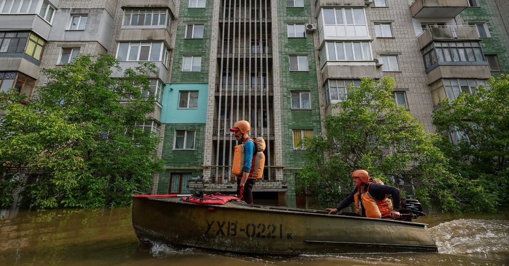 Guerra Rússia-Ucrânia: equipes de resgate de inundações pressionam no sul da Ucrânia após o desastre da barragem