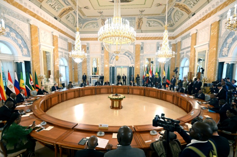 Esta foto de folheto tirada pela RIA Novosti em 17 de junho de 2023 mostra o presidente russo Vladimir Putin (L) participando de uma reunião com delegações de líderes africanos no Palácio Constantine (Konstantinovsky) em Strelna, nos arredores de São Petersburgo