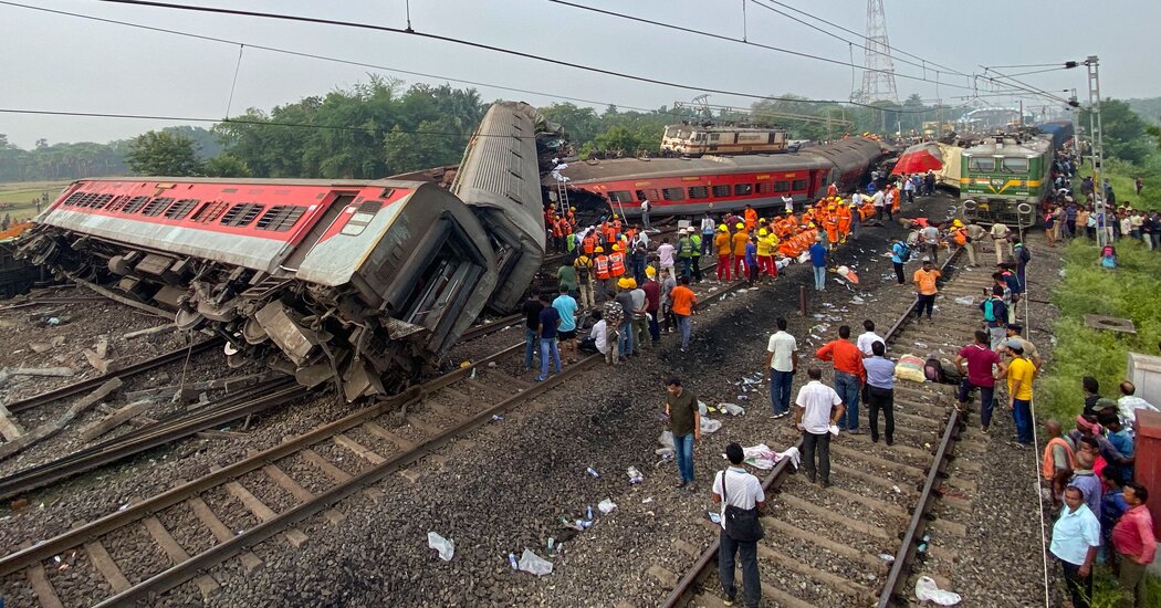 Mais de 230 mortos e 900 feridos em acidente de trem na Índia