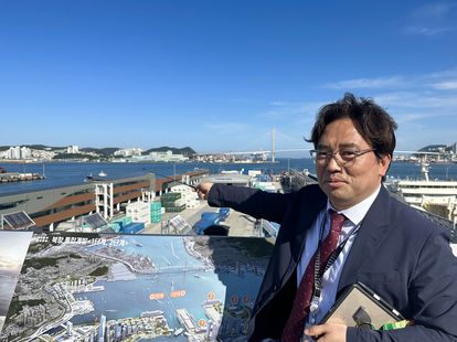 Hwang Hyun-ki aponta o local onde a Oceanix Busan está planejada para ser construída