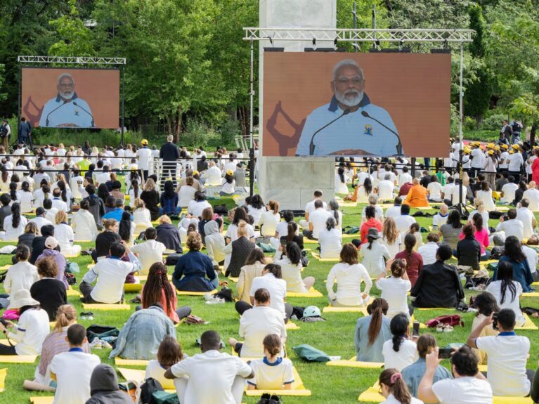 Os críticos criticam a visita de Modi aos EUA quando ele começa o dia com o evento de ioga da ONU