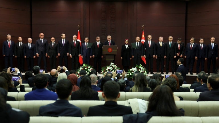 O presidente turco Tayyip Erdogan fala ao lado dos novos membros do gabinete durante uma coletiva de imprensa em Ancara