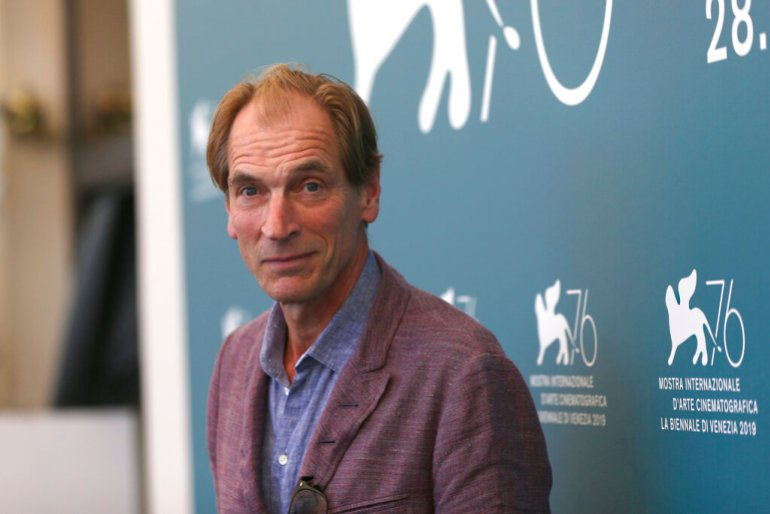 Sands posa para uma foto