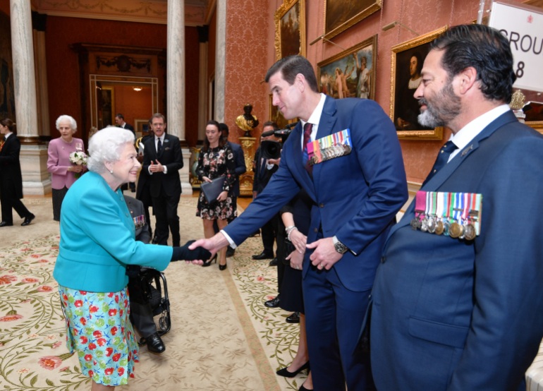 LONDRES, REINO UNIDO - 16 DE MAIO: A Rainha Elizabeth II aperta a mão do Sr. Ben Roberts-Smith VC durante uma recepção para a Victoria Cross and George Cross Association na Galeria de Imagens do Palácio de Buckingham em 16 de maio de 2018 em Londres, Inglaterra.  (Foto de John Stillwell - Pool/Getty Images)