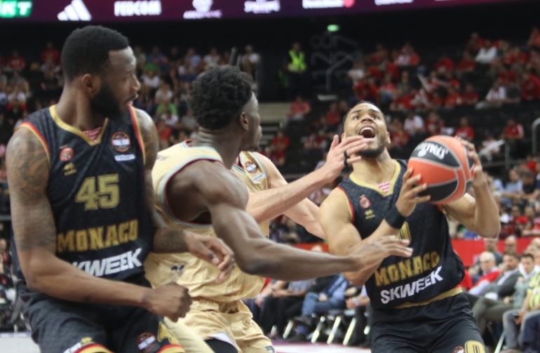 James Nnaji (C) do Barcelona e Elie Okobo (D) do AS Monaco disputam a bola durante a partida das quatro finais da Euroliga de basquete pelo terceiro lugar entre Mônaco e Barcelona em Kaunas, em 21 de maio de 2023. (Foto de PETRAS MALUKAS / AFP)