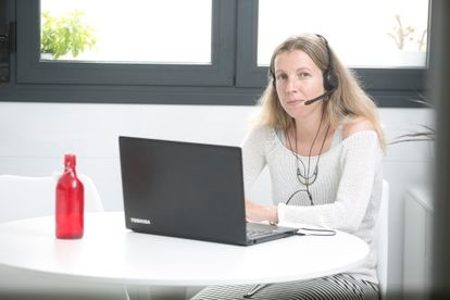 A psicóloga Marina Graniza durante uma consulta online com uma paciente.