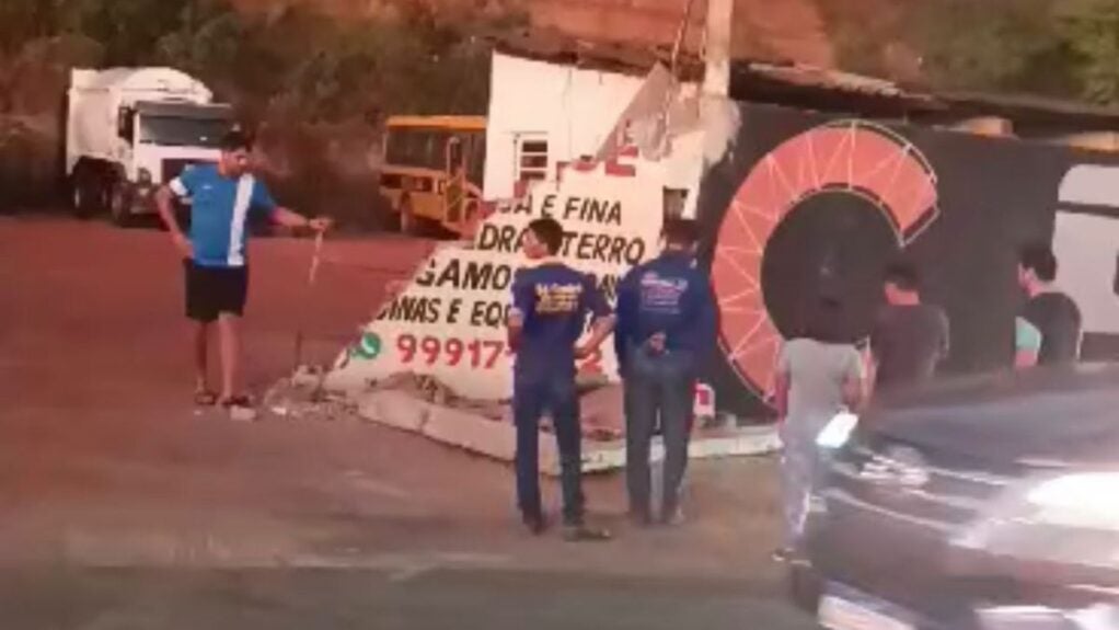 O acidente com o vigilante ocorreu na Avenida Severo Eulálio, em Picos, quando um motorista manobrava uma carreta no interior da garagem.