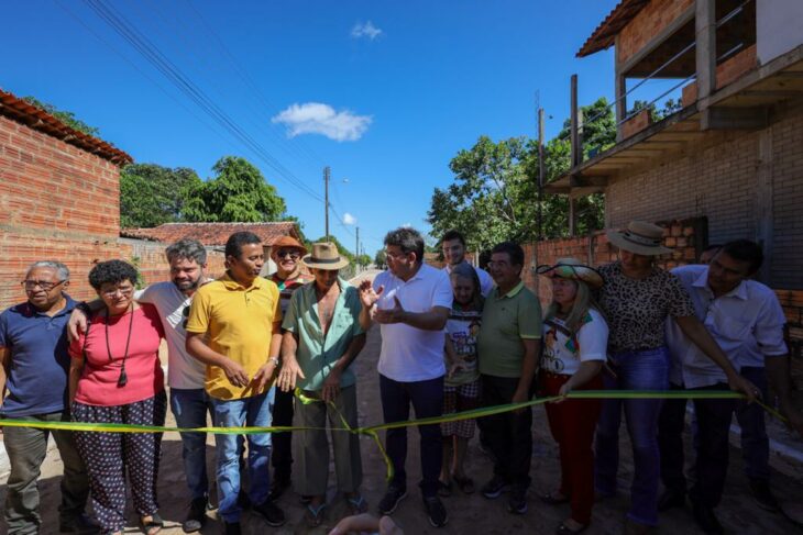 Inauguração de pavimentação em paralelepípedo (Foto: Alysson Dinis)