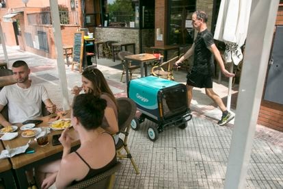 O robô caminha pela rua, em Alcobendas.