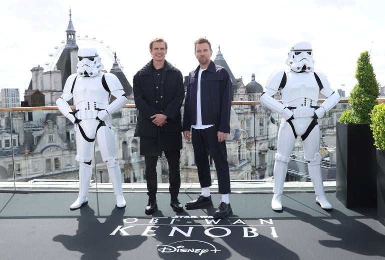 Os atores Hayden Christensen e Ewan McGregor posam no Corinthia Hotel para comemorar o próximo lançamento de Obi-Wan Kenobi no Disney+ em Londres