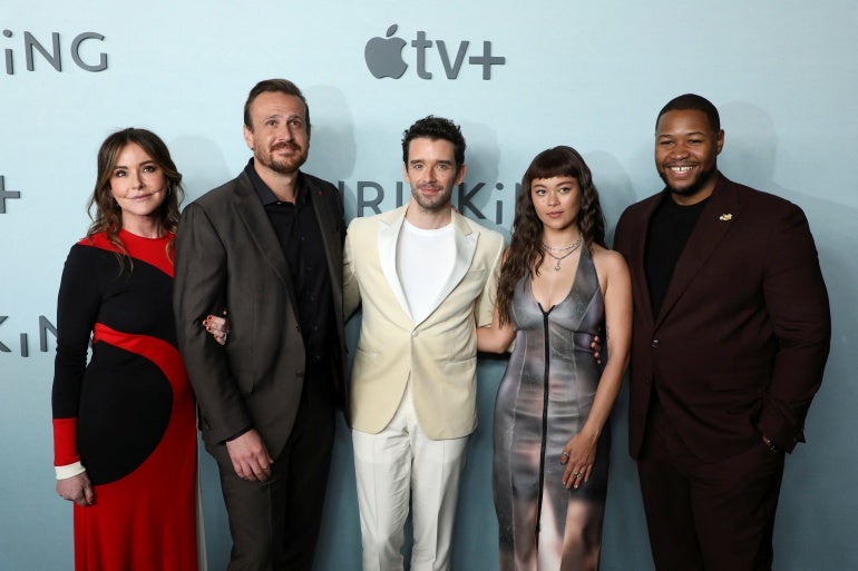 Christa Miller, Jason Segel, Michael Urie, Lukita Maxwell e Luke Tennie na estreia de Apple TV+ "Encolhendo" no Directors Guild of America, Los Angeles