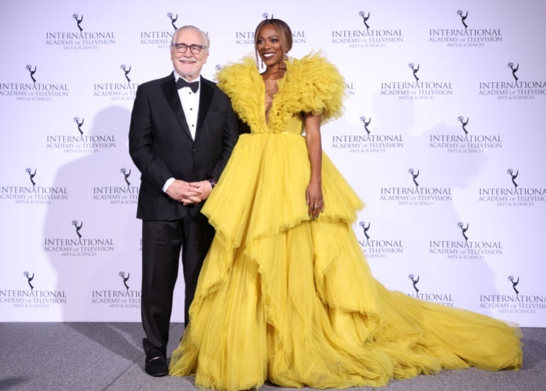 Brian Cox e Yvonne Orji posam nos bastidores do 49º International Emmy Awards em Nova York