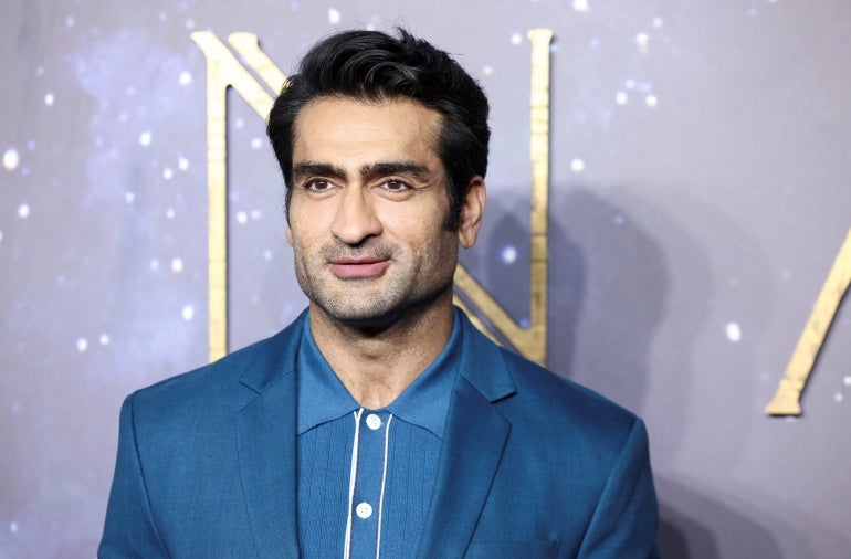 O membro do elenco Kumail Nanjiani chega para uma exibição do filme "Eternos" em Londres