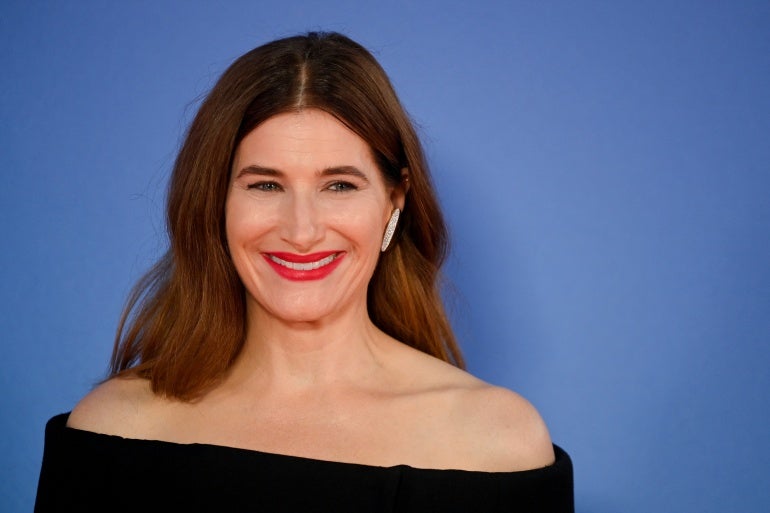 Kathryn Hahn, membro do elenco, assiste à estréia de 'Glass Onion: A Knives Out Mystery' durante a gala de encerramento do BFI London Film Festival em Londres