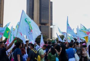 Estudantes fazem ato no Banco Central pela queda na taxa de juros