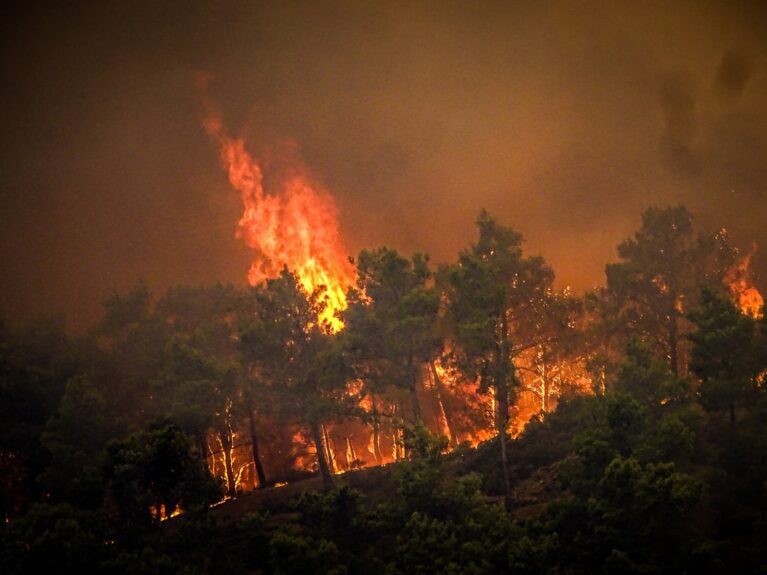 Autoridades gregas evacuam 19.000 em meio a incêndios em Rodes