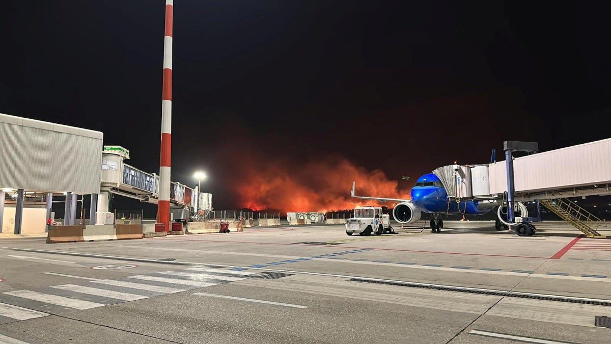 Wildfire fecha aeroporto da Sicília;  Tempestades matam duas pessoas no norte da Itália