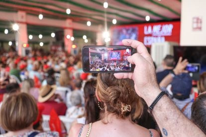 Um militante obtém uma fotografia para compartilhar nas redes sociais durante a manifestação do PSOE em Dos Hermanas (Sevilha) em 18 de junho.
