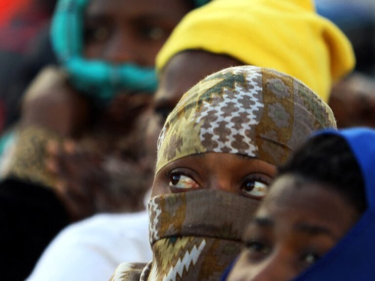 Autoridades líbias resgatam refugiados em deserto perto da Tunísia