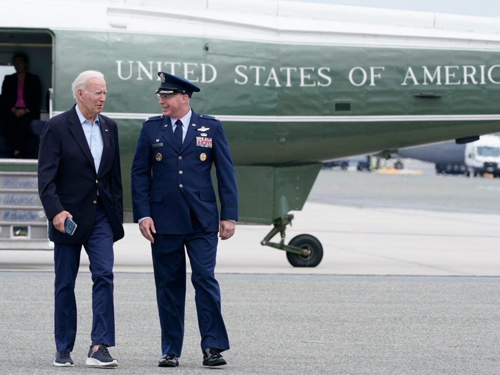 Biden inicia turnê por três nações com visita ao Reino Unido antes da cúpula da OTAN