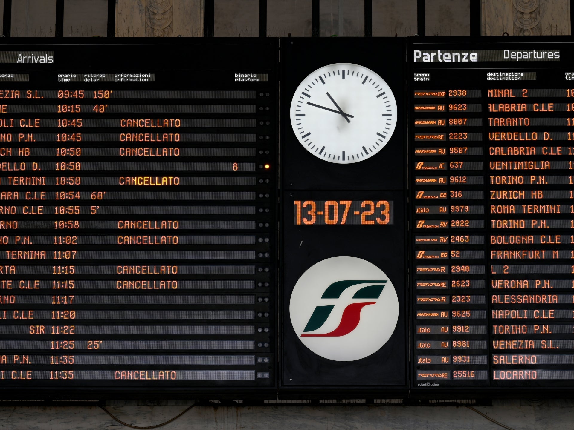 Greve dos transportes aéreos na Itália interrompe centenas de voos