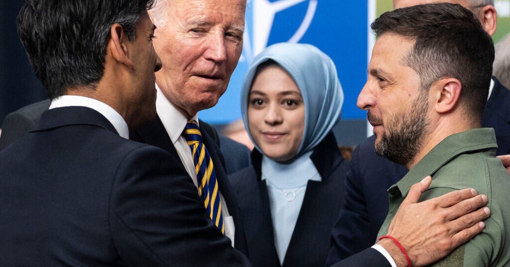 Guerra Rússia-Ucrânia: Zelensky elogia a OTAN antes de se encontrar com Biden