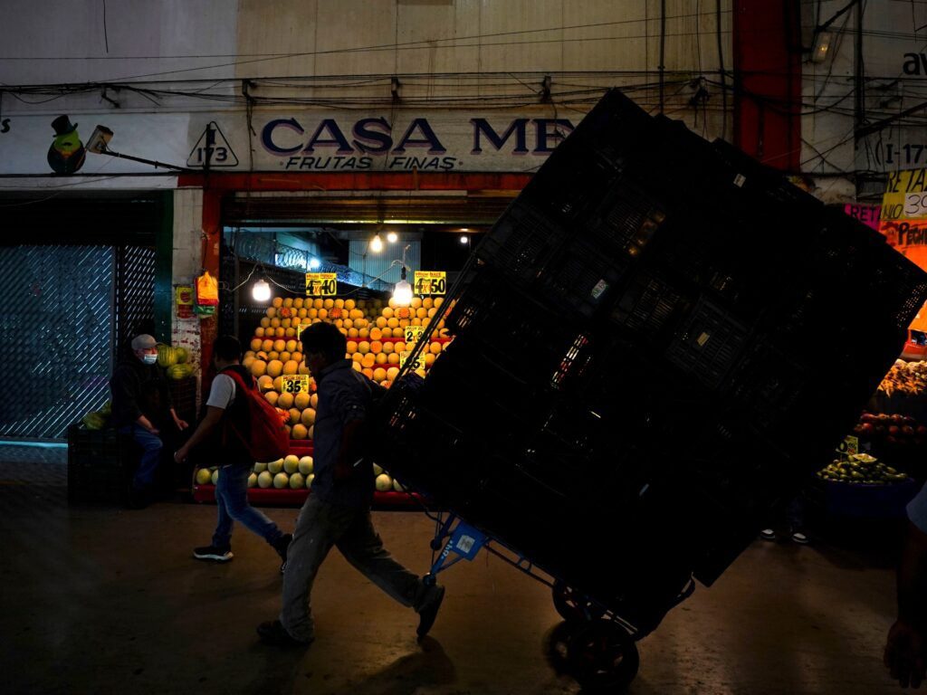 Homens mascarados incendeiam grande mercado no México, matando nove
