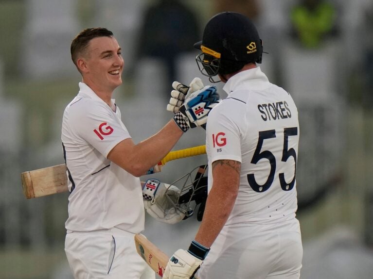 Inglaterra mantém série Ashes viva com vitória sobre a Austrália