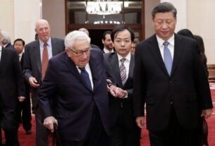 Kissinger se encontra com altos funcionários da China e recebe uma calorosa saudação