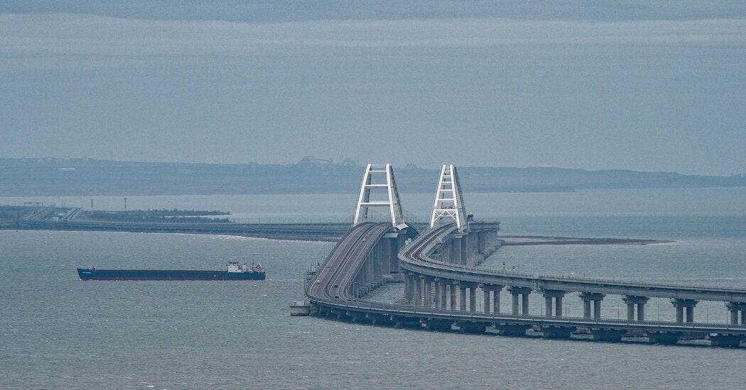 Paralisação do tráfego na ponte vital russa na Crimeia sugere ataque da Ucrânia