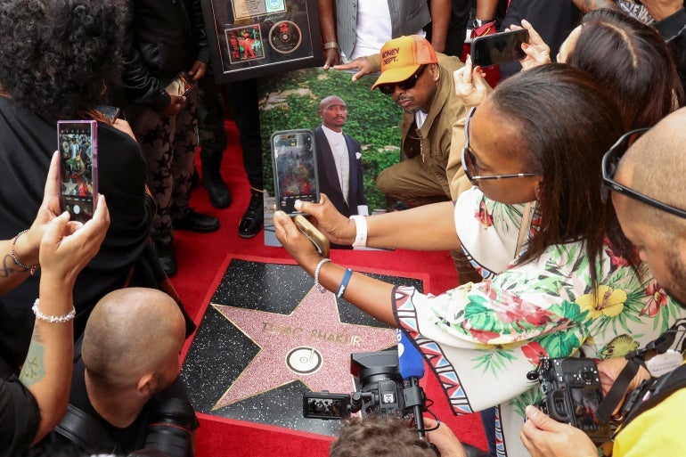 Pessoas tiram fotos da estrela do rapper Tupac Shakur durante sua cerimônia póstuma de inauguração na Calçada da Fama de Hollywood em Los Angeles, Califórnia, EUA, 7 de junho de 2023 REUTERS/Mario Anzuoni