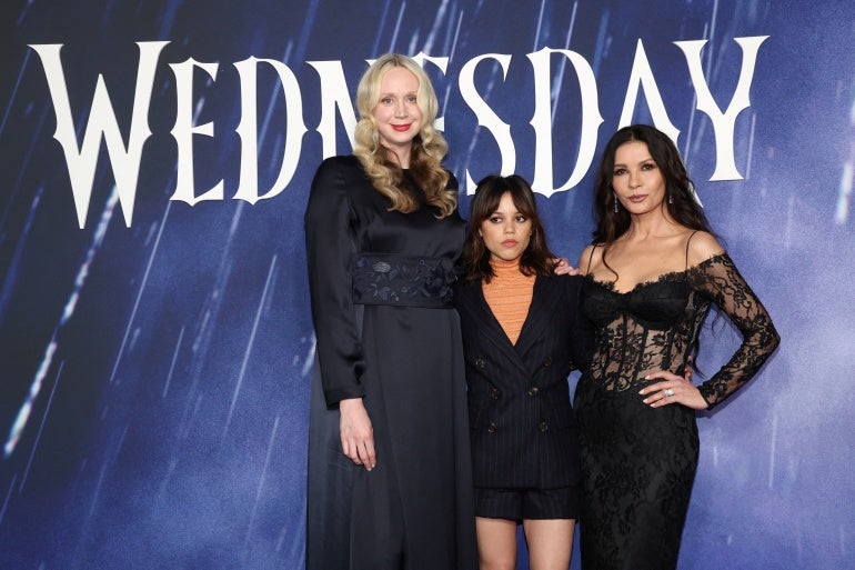 Os membros do elenco Gwendoline Christie, Jenna Ortega e Catherine Zeta-Jones participam de uma sessão de fotos para a série de televisão "Quarta-feira" no Hollywood Forever Cemetery em Los Angeles