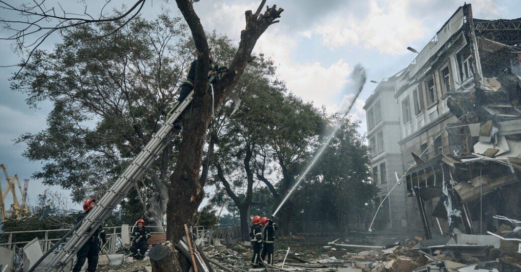 Rússia ataca cidades no Mar Negro enquanto tenta selar portos ucranianos