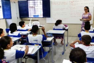 Só metade das escolas públicas têm projetos antirracistas, aponta ONG