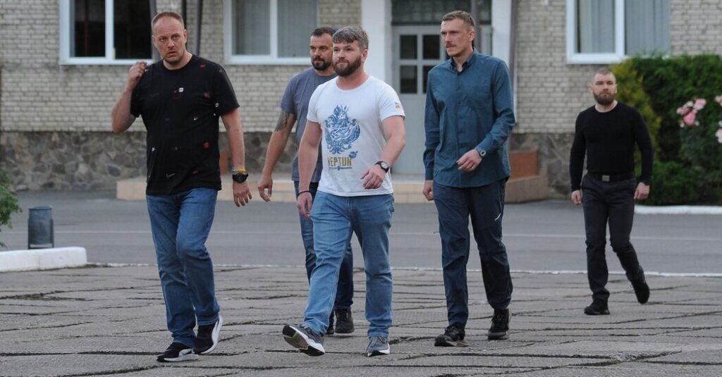 Ucrânia comemora retorno de comandantes de Azov mantidos como prisioneiros de guerra