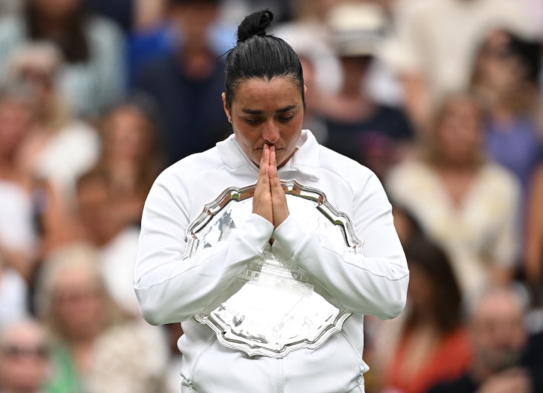 Ons Jabeur, da Tunísia, com o troféu de vice-campeão após perder sua última partida contra Marketa Vondrousova, da República Tcheca.