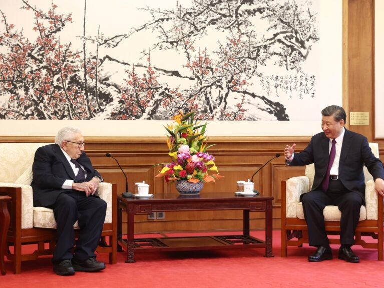 Xi da China recebe 'velho amigo' Henry Kissinger em Pequim