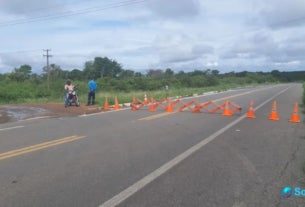 quatro feridos em colisão de carro com caminhão em periperi