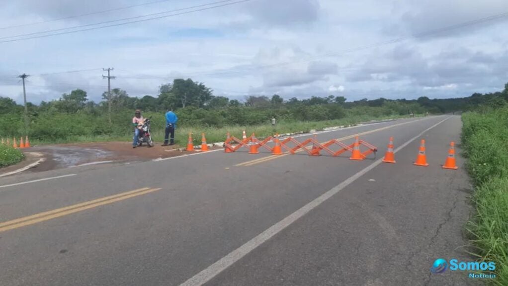 quatro feridos em colisão de carro com caminhão em periperi