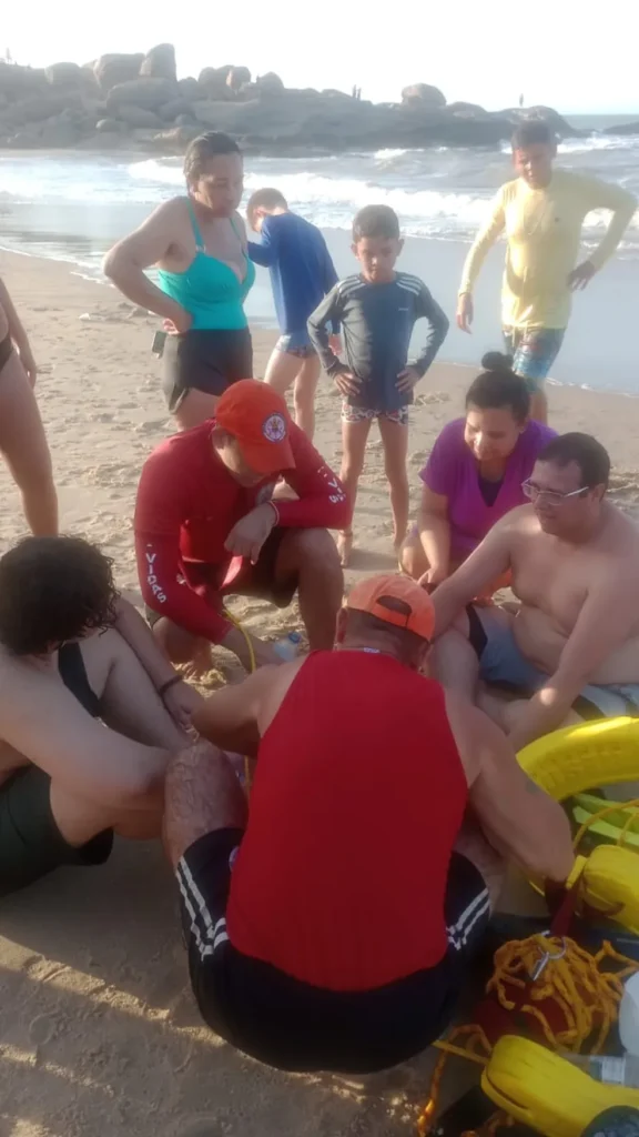 Pai e filho são resgatados de afogamento na Pedra do Sal, em Parnaíba